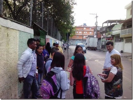 Panfletagem na escola Almeida Junior com a professora Zeiner (4)