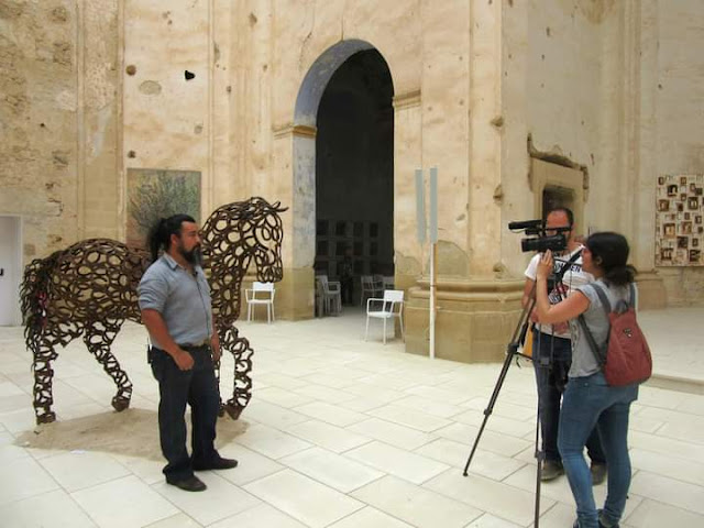 caballo escultura herraduras