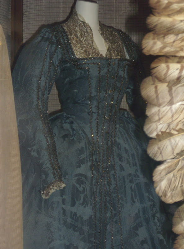 Elizabeth The Golden Age dress detail