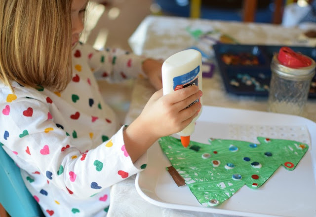 Marble Painted Christmas Tree Craft- easy process art painting activity for preschool, kindergarten, or elementary students.  Leave them plain or decorate with sequins, jewels, and stickers!