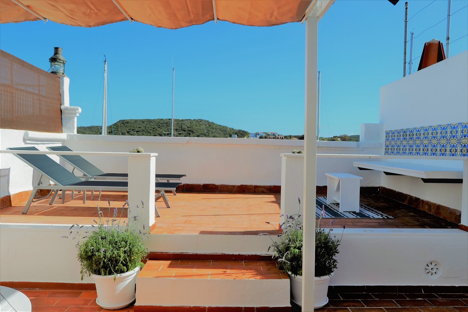 Home staging - antes y después, como poner bonita una terraza en el puerto de Mahón, te enseño paso a paso como con poco podemos cambiar un espacio y convertirlo en especial