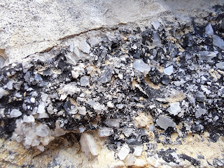 Brecha con hidrocarburos en las calizas,,Valle de Améscoa, Navarra, campo 15 cm