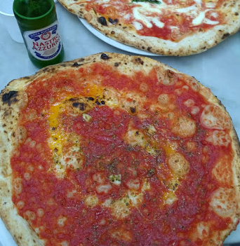 pizza w Neapolu w  L'Antica Pizzeria da Michele