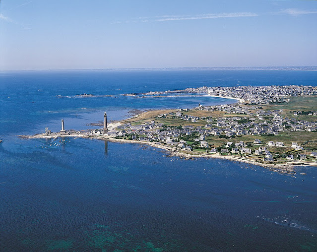 Finibusterra, s. m., (lat. finibus terrae) Finistère.