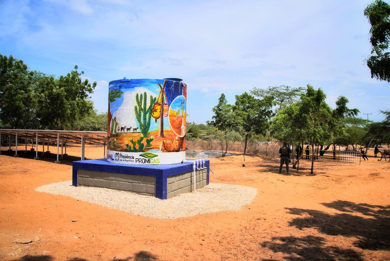 https://www.notasrosas.com/Grupo Aval, Promigas,Gobierno Nacional y aliados entregan agua y proveen seguridad alimentaria en Manaure, en el marco de 'Misión La Guajira'