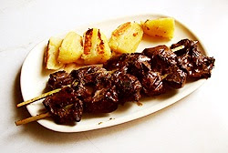 Foto de un plato con anticuchos