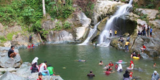 Bermain air di Air Terjun Suhom