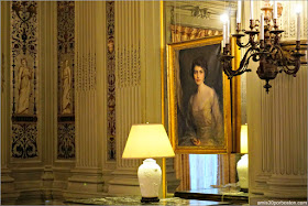 Retrato de Gladys en el Salón Matutino de la Mansión The Breakers, Newport