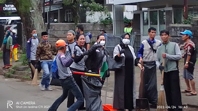 Keren, Kolaborasi Lintas Komunitas Gotong Royong Bersih-bersih Bandung