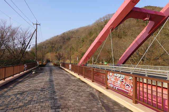 ３月１９日晴天の日の朝の日南湖　赤い大きな本山橋