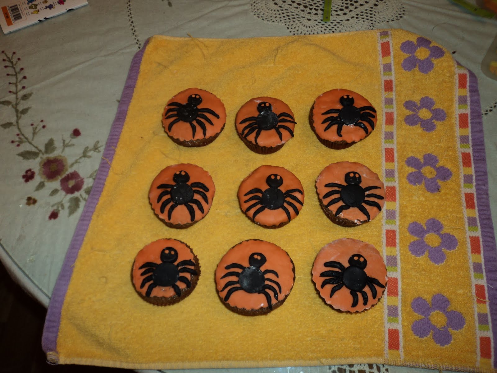 halloween spider cupcakes Posted by Tracey at 06:56