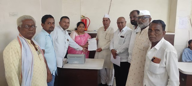 जनावरांसाठी चारा व पाणी तसेच खरीप हंगामात बियाणे शासनाकडून उपलब्ध करून द्यावे.