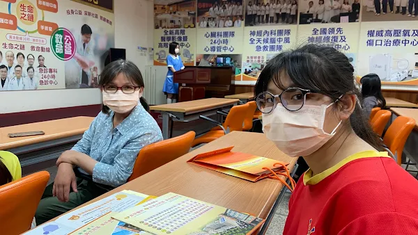▲彰化陽明國中蔡姓學生（右）與媽媽一起參加入學說明會，她表示，未來想當白衣天使，幫助病患。（記者林明佑翻攝）