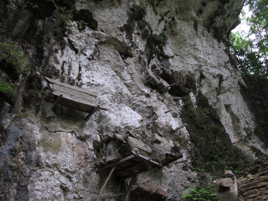 Makam gantung suku toraja, indonesia