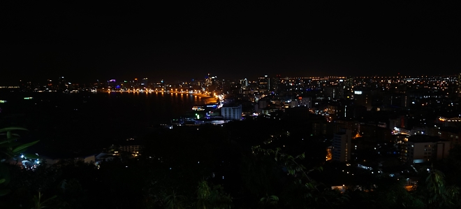 Blick auf Pattaya bei Nacht