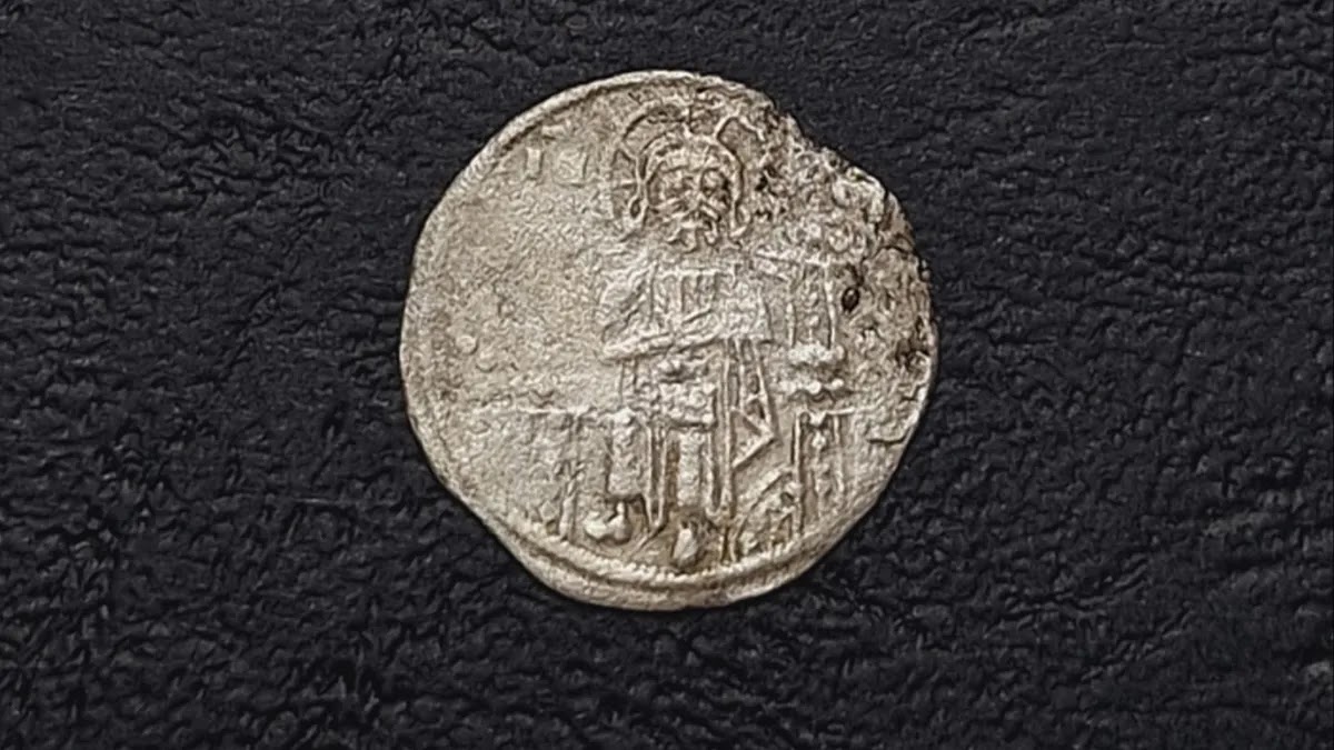 Ένας καθισμένος Ιησούς απεικονίζεται στη μία όψη του ασημένιου νομίσματος που ανακαλύφθηκε πρόσφατα στη Βουλγαρία. [Credit: Burgas Museum]