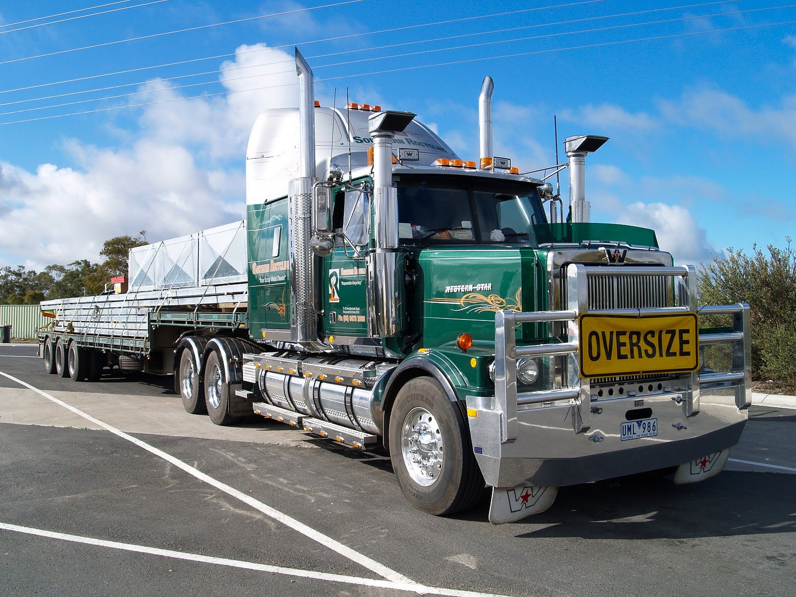 Gambar Mobil: Truck pengangkut baja