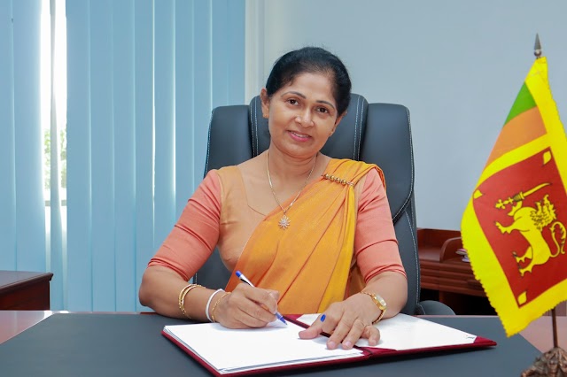 பரீட்சைகள் ஆணையாளர் நாயகமாக பதவியேற்ற நாட்டின் முதல் பெண்மணி