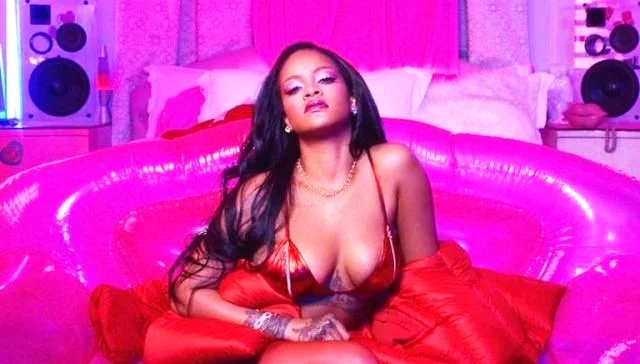 Rihanna conquistó a sus fanáticos al posar con sensual lencería