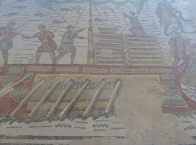 mosaico a villa del casale che raffigura la nave che trasporta gli animali esotici