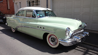 La Buick vue de côté dans une rue de Reims