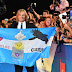 Viggo en Venecia con la bandera del campeón