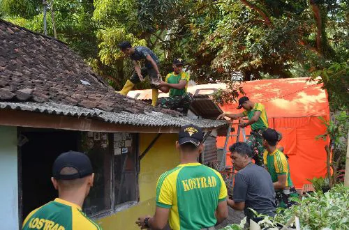 Prajurit Armed 12/Kostrad Perbaiki Rumah Milik Munatin