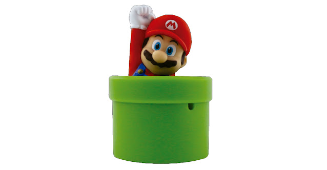 Brinquedo de Mario saindo de um cano com o punho levantado