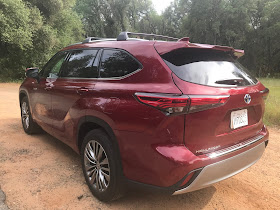 Rear 3/4 view of 2020 Toyota Highlander Hybrid Platinum AWD