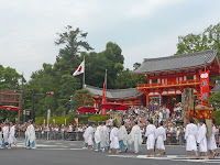 石段下では神輿渡御がある。