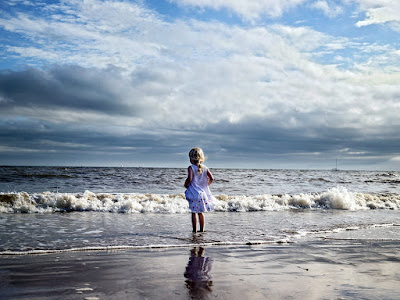 foto de niña en mar  