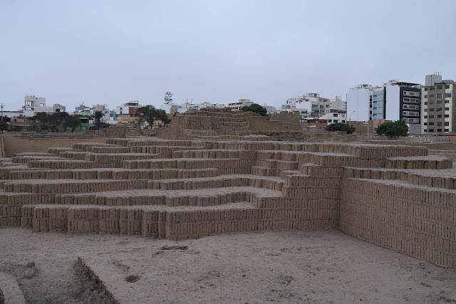 Muros de Huaca Pucllana en Lima