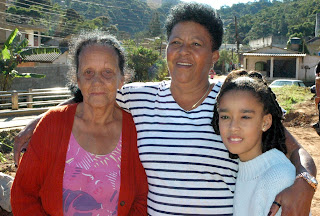 Moradores comemoram as melhorias realizadas  no bairro