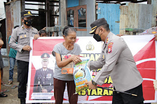 Kapolres Parepare Kembali Door to Door Bagikan Bantuan ke Warga