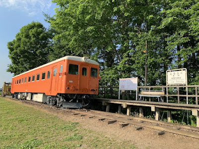 幸福駅ホームの旅客車