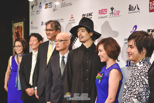 Takumi flanked by (from left to right) YABE Chiharu (General Manager, Kampachi), KAWAMURA Takayuki (Representative, Mitsubishi Corporation, Kuala Lumpur branch), MATSUSHITA Masahiro (Chairman of Culture Committee, The Japan Club of Kuala Lumpur クアラルンプール日本人会), ORIKASA Hiroyuki (Minister-Counsellor, Embassy of Japan in Malaysia), Koh Mei Lee (Chief Executive Officer, Golden Screen Cinemas Sdn. Bhd.), HORIKAWA Koichi (Director, The Japan Foundation, Kuala Lumpur), and Devinder Singh (Manager, Marketing Department, Cinema Online)