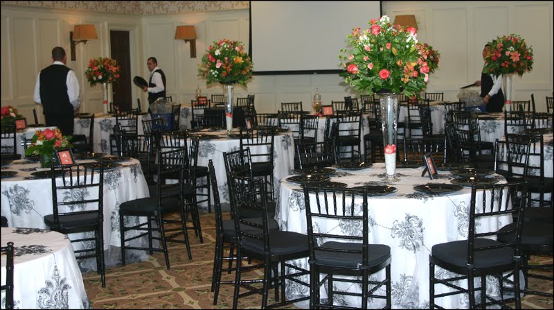 Here's a few informal pics of the flowers on their black white linens