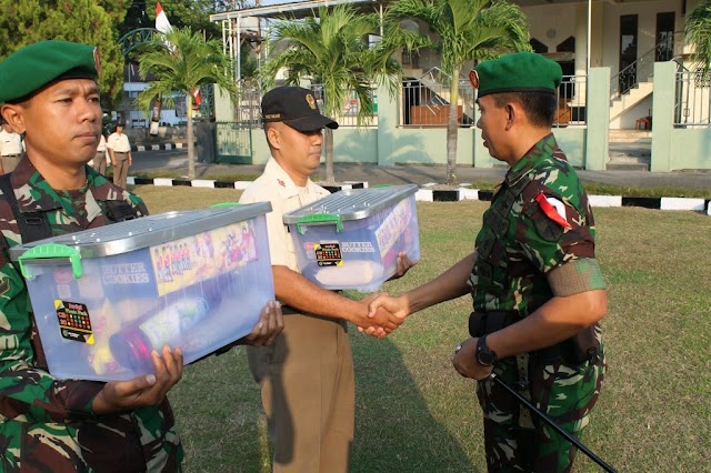 ANGGOTA KODIM 0726/SKH TERIMA BINGKISAN DARI KASAD