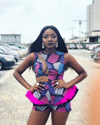 Music artiste Simi stuns in sexy #Ankara outfit