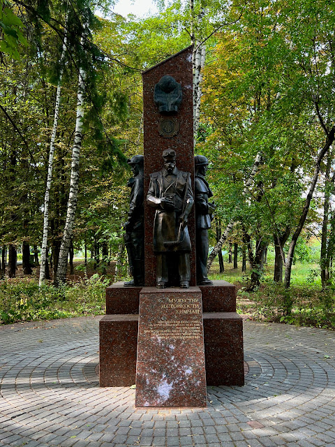 Химки, улица 9 Мая, сквер имени Марии Рубцовой, памятник «Ликвидаторам Чернобыльской катастрофы» (установлен в 2006 году)