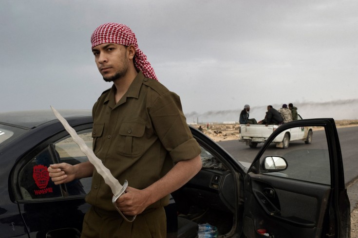Pemberontak Libya sedang memegang senjata berupa belati