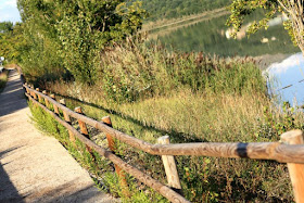 Camino junto al embalse de Terradets