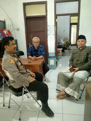 Temui Dengan Humanis, Kapolsek Cimarga Polres Lebak Ngobrol Santai Bareng Sekdes
