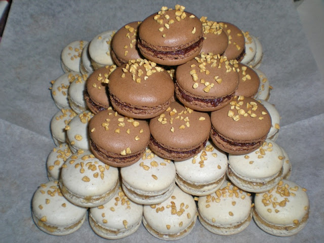 piramide macarons alle nocciole e al cioccolato fondente e nocciole