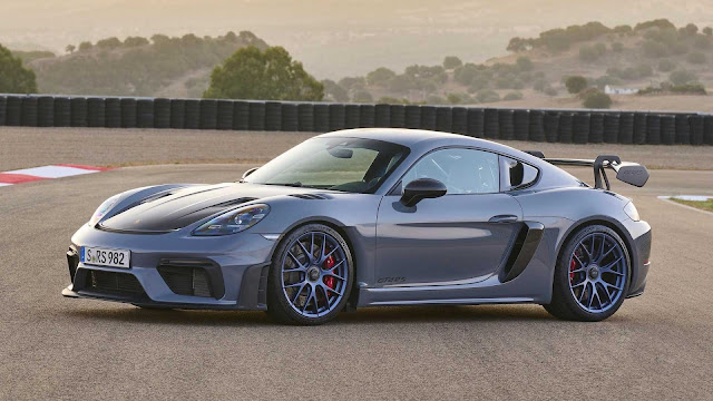 2022 Porsche 718 Cayman GT4 RS Debuts