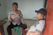 Sambangi Warga Perum Tytyan Indah, Bhabinkamtibmas Kelurahan Kalibaru Ajak Warga Waspada Kriminalitas dan Terapkan Jam Malam Pelajar