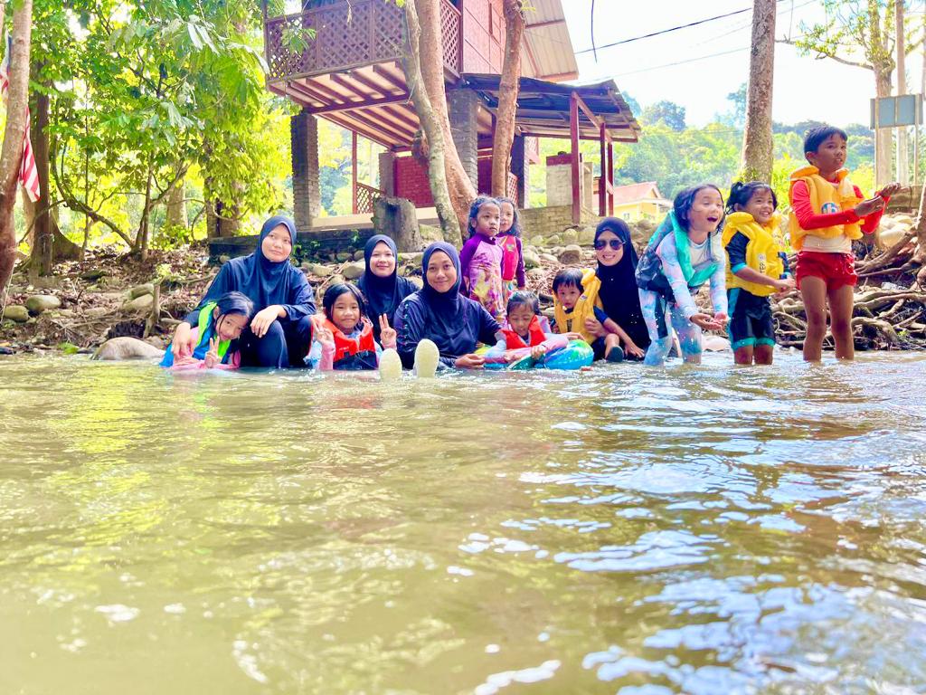 Mandi sungai di Janda Baik