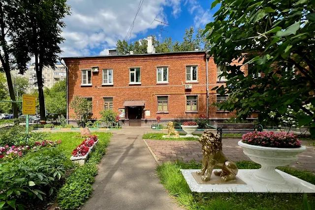 улица Космонавта Волкова, улица Клары Цеткин, дворы, жилой дом 1958 года постройки, лев