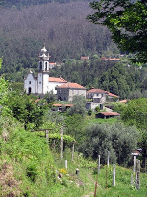 igreja e casas em meio à montanha