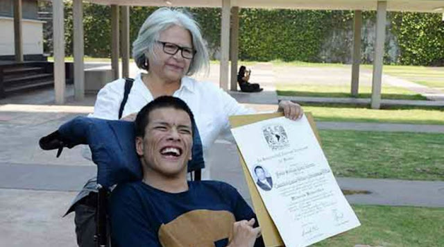 Joven con parálisis cerebral se titula con mención honorifica en la UNAM  pero  no es tan famoso, porque sus hermanos mexicanos casi no lo comparten